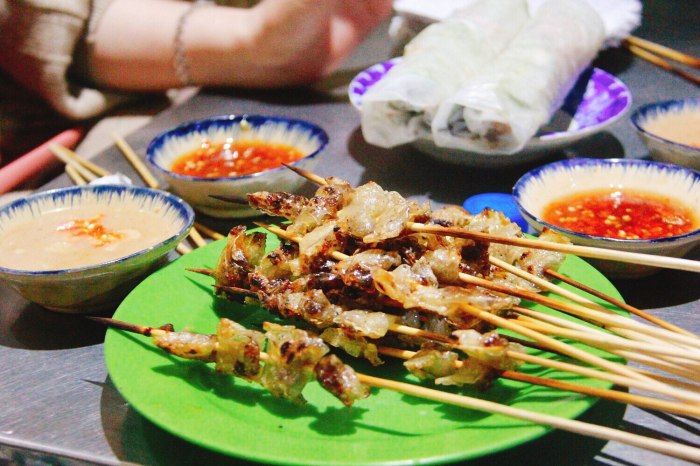 Quán Nem Lụi Bà Sáu – Lụi Nướng Gia Truyền Cao Bá Quát Pleiku